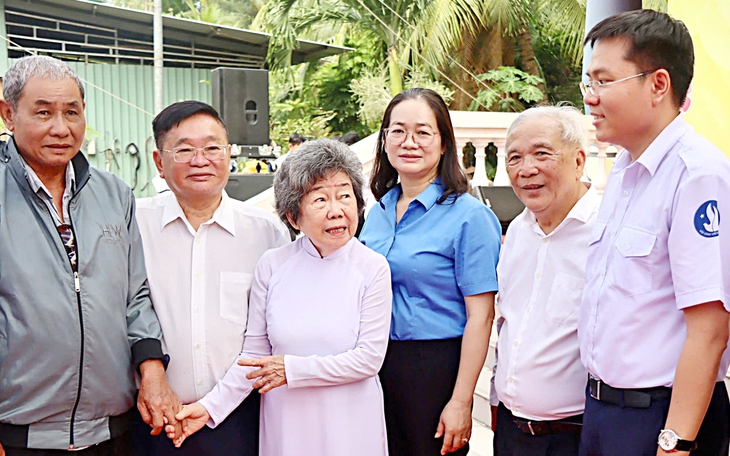 Nhân lên bông hoa con ngoan, trò giỏi - Ảnh 2.