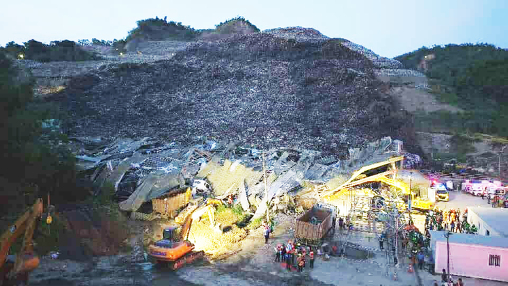 Philippines: Núi rác cao bằng 4 tầng nhà đổ sập, 1 người chết, hàng chục công nhân bị vùi lấp - Ảnh 1.