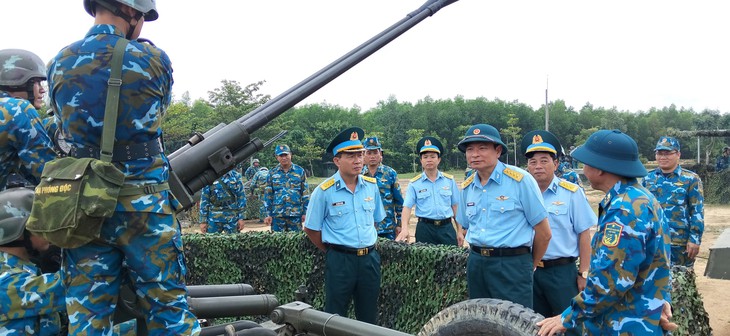 Dàn pháo phòng không Sư đoàn 375 được kéo ra trường bắn - Ảnh 1.