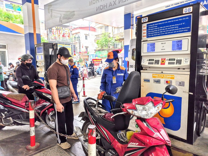 Giá xăng dầu tiếp tục tăng mạnh, xăng sinh học thêm gần 1.500 đồng/lít - Ảnh
1.