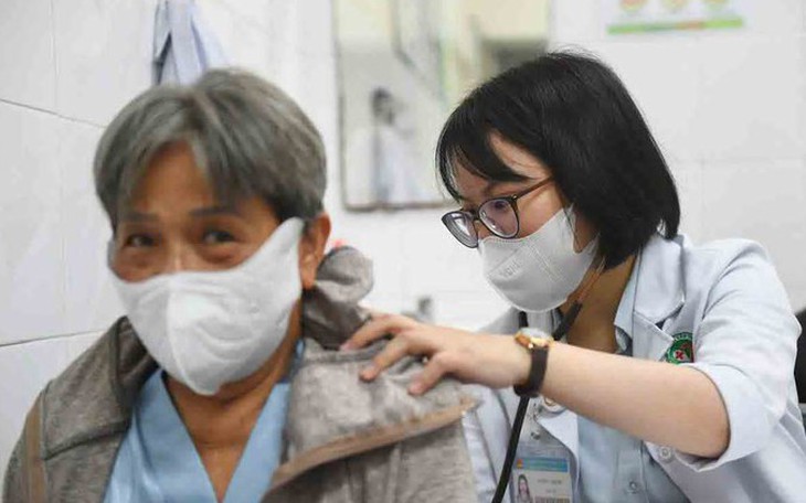 Quên kính, quên đường về nhà: khi nào người cao tuổi cần được thăm khám, hỗ trợ? - Ảnh 1.