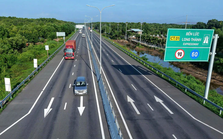 Theo chuyến xe nối Đông - Tây qua cao tốc Bến Lức - Long Thành - Ảnh 2.