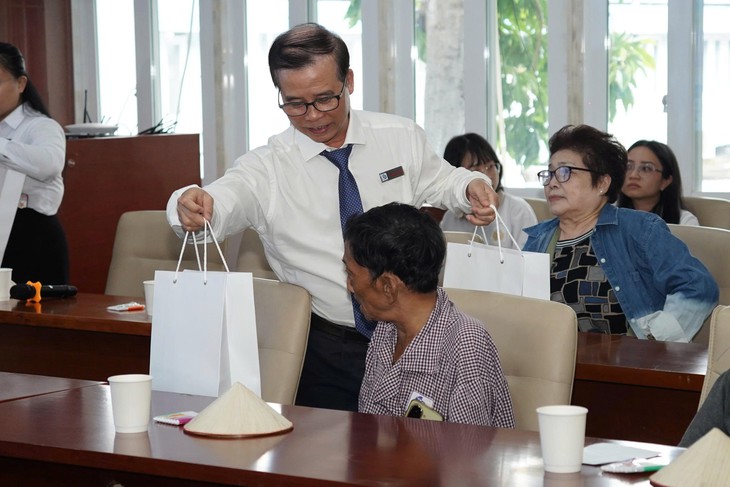 Quên kính, quên đường về nhà: khi nào người cao tuổi cần được thăm khám, hỗ trợ? - Ảnh 3.