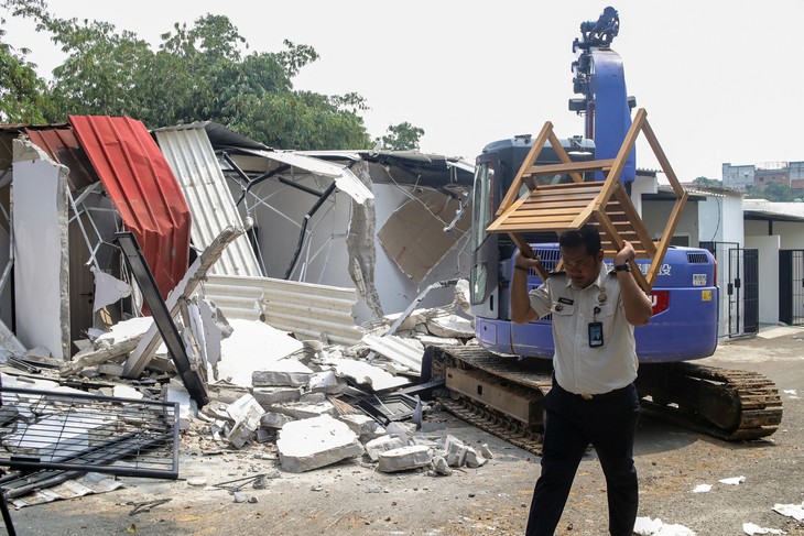 Chính quyền mang máy xúc ủi sạch 10 ‘biệt thự’ xây trái phép trong nhà tù Indonesia - Ảnh 1.