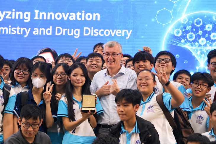 Học sinh, sinh viên vây kín giáo sư Nobel để chụp hình cùng huy chương - Ảnh 3.