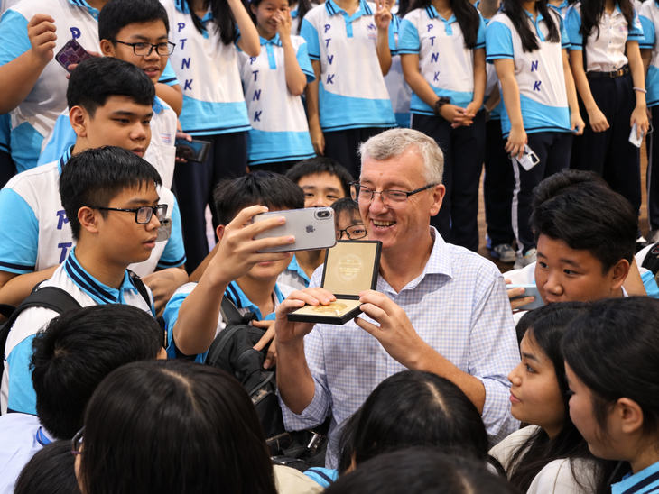 Học sinh, sinh viên vây kín giáo sư Nobel để chụp hình cùng huy chương - Ảnh 1.