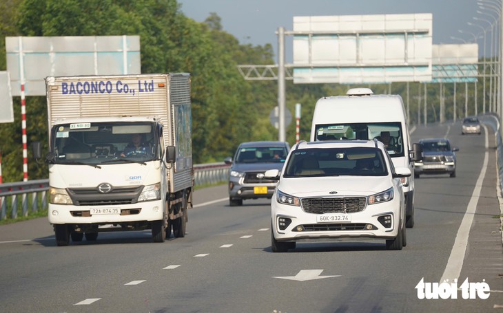 Cao tốc Bến Lức - Long Thành ngày đầu thông xe toàn tuyến: Xe chạy xuyên rừng ngập mặn, tài xế thảnh thơi né kẹt xe - Ảnh 5.