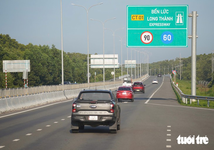Cao tốc Bến Lức - Long Thành ngày đầu thông xe toàn tuyến: Xe chạy xuyên rừng ngập mặn, tài xế thảnh thơi né kẹt xe - Ảnh 6.
