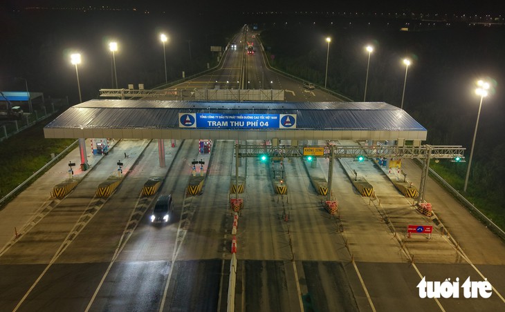 Người dân vui mừng cao tốc Bến Lức - Long Thành thông xe - Ảnh 2.