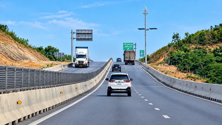 Sóng điện thoại chập chờn trên cao tốc Vạn Ninh - Cam Lộ, tài xế lo ngại khi có sự cố - Ảnh 1.