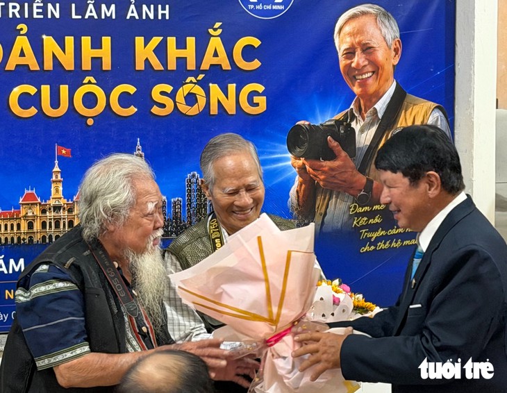 Nhiếp ảnh gia cao tuổi: 94 tuổi vẫn đi, vẫn chụp, vẫn mê nghề - Ảnh 4.