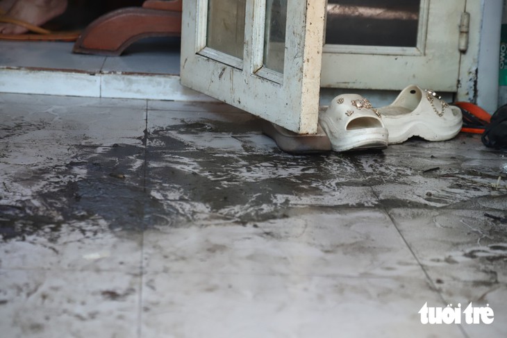Sau trận mưa ngập kỷ lục, đường Phan Huy Ích rút nước, người dân tất bật dọn nhà - Ảnh 9.