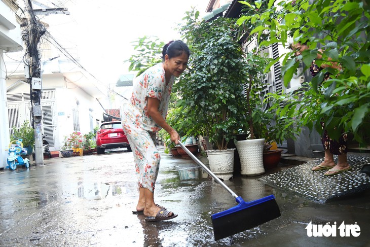 Sau trận mưa ngập kỷ lục, đường Phan Huy Ích rút nước, người dân tất bật dọn nhà - Ảnh 10.