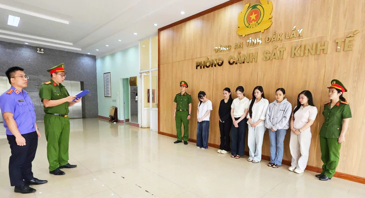 Khởi tố 15 người của 3 cơ sở thẩm mỹ, nhân viên mặc áo blouse trắng giả 'bác sĩ', 'chuyên gia' lừa khách - Ảnh 1.