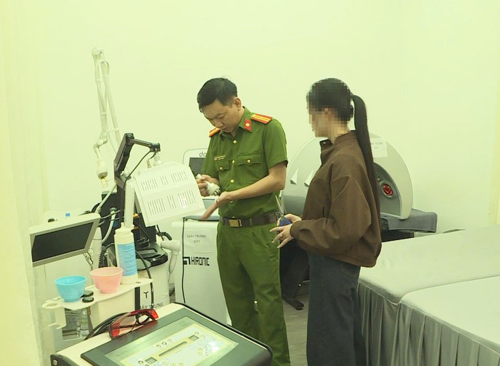 Khởi tố 15 người của 3 cơ sở thẩm mỹ, nhân viên mặc áo blouse trắng giả 'bác sĩ', 'chuyên gia' lừa khách - Ảnh 3.