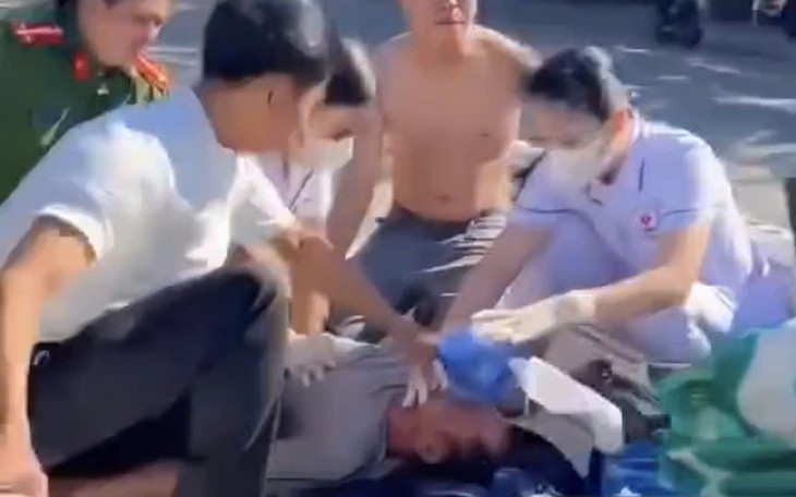 Bác sĩ trẻ ngồi trên băng ca, ép tim cứu bệnh nhân ngừng tuần hoàn - Ảnh 3.