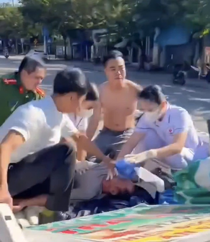 Công an xã và nhân viên y tế cấp cứu cho người bị đuối nước trên thùng xe tuần tra đang chạy - Ảnh 1.
