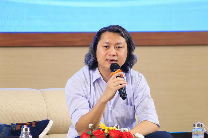 Học sinh, sinh viên vây kín giáo sư Nobel để chụp hình cùng huy chương - Ảnh 4.