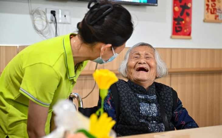 Người già bị nhốt trong 'lồng sắt' ở viện dưỡng lão Thái Lan gây phẫn nộ - Ảnh 3.