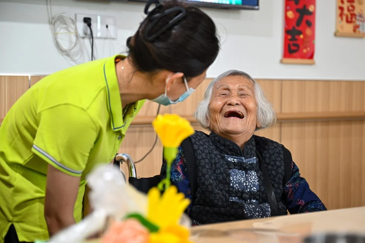 Trẻ em ngày càng ít, Trung Quốc cải tạo trường học thành viện dưỡng lão - Ảnh 1.