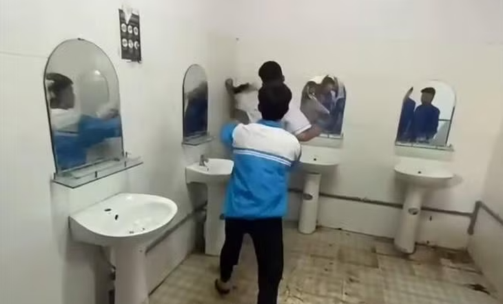 Học sinh bị đánh trong nhà vệ sinh, Sở GD-ĐT Lâm Đồng yêu cầu xử lý nghiêm - Ảnh 1.