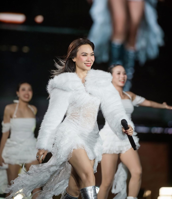Day 2 concert của Mỹ Tâm ‘bùng nổ’ tại TP.HCM nhưng có vượt qua 40.000 khán giả ở Mỹ Đình? - Ảnh 2.