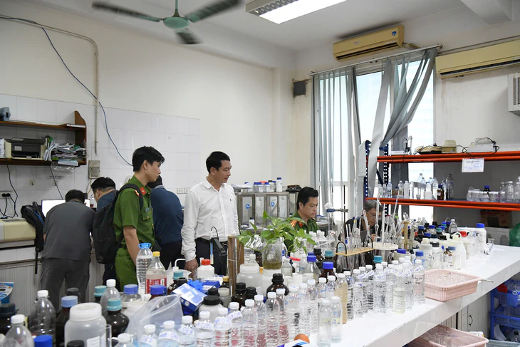 Khởi tố 28 lãnh đạo, cán bộ thuộc 4 bộ ngành vì sửa kết quả quan trắc 'không đạt' thành 'đạt' - Ảnh 2.