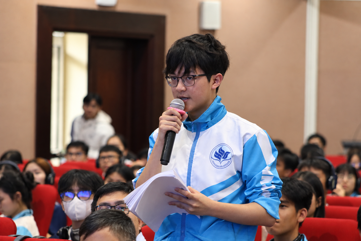 Học sinh, sinh viên vây kín giáo sư Nobel để chụp hình cùng huy chương - Ảnh 2.