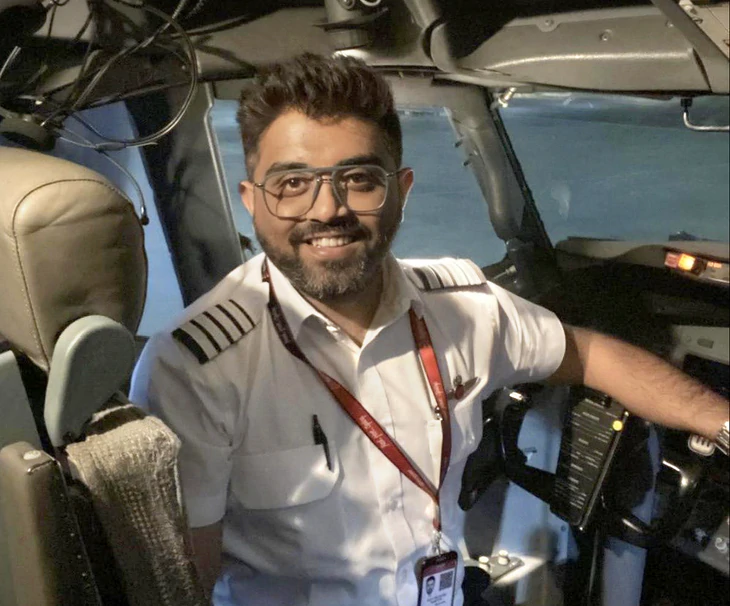 Khoảnh khắc cơ trưởng chống trả cơ phó, cứu cả chuyến bay Flydubai - Ảnh 2.