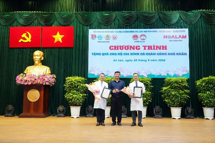 Khu Y tế kỹ thuật cao TP.HCM trao quà cho gia đình khó khăn phường An Lạc - Ảnh 2.