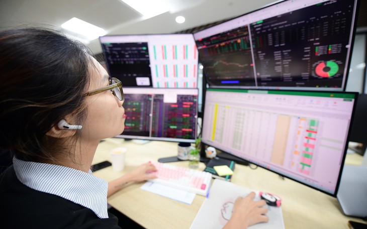 Chứng khoán đầu tháng 10 đỏ lửa, cổ phiếu PNJ vẫn bị bán tháo - Ảnh 3.