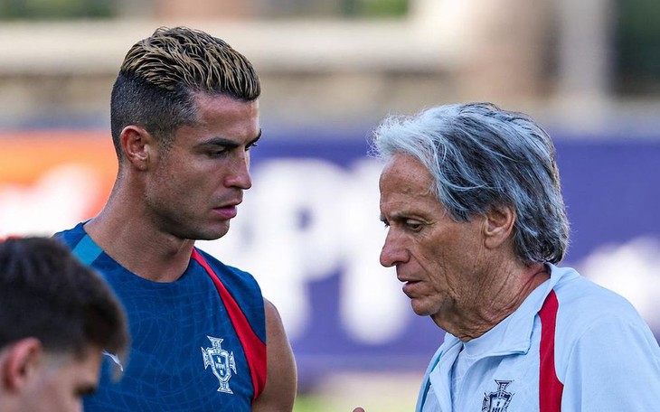 Liên đoàn bóng đá Bồ Đào Nha 'sốc' khi thấy Ronaldo vẫn ở lại sau World Cup - Ảnh 2.