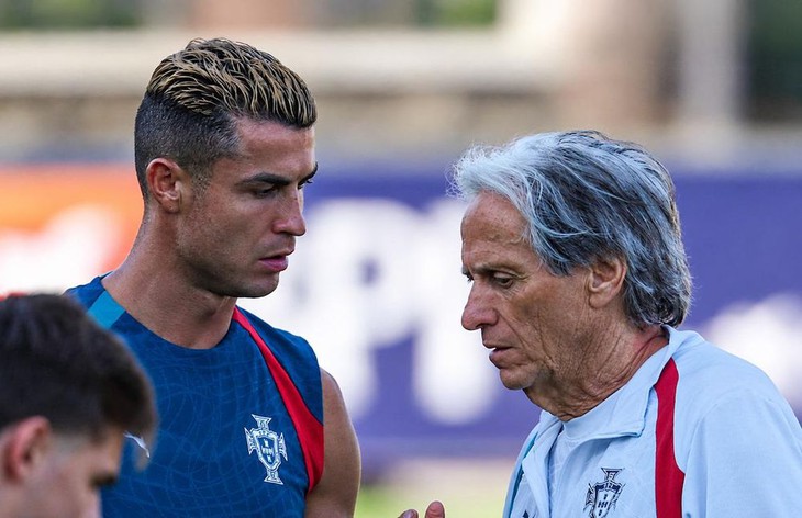 HLV Jesus đồng ý hòa giải, tất cả nín thở chờ Ronaldo - Ảnh 2.