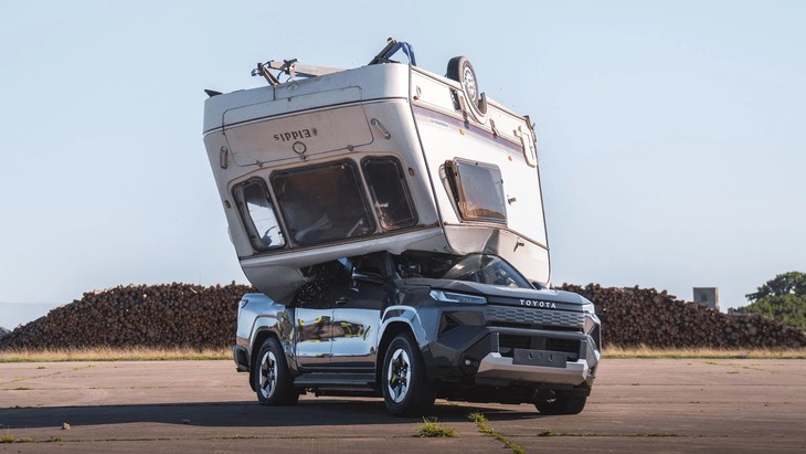 Xe điện Toyota hứng trọn chiếc caravan 760kg rơi xuống vẫn chạy bình thường như không có chuyện gì - Ảnh 4.