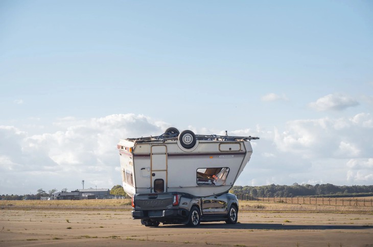 Xe điện Toyota hứng trọn chiếc caravan 760kg rơi xuống vẫn chạy bình thường như không có chuyện gì - Ảnh 5.