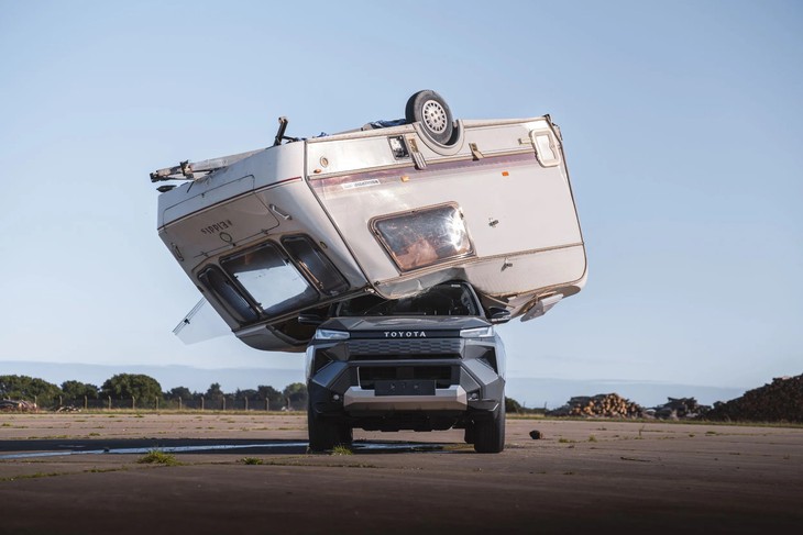 Xe điện Toyota hứng trọn chiếc caravan 760kg rơi xuống vẫn chạy bình thường như không có chuyện gì - Ảnh 6.
