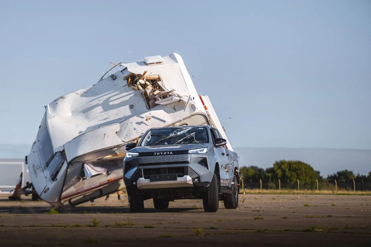 Xe điện Toyota hứng trọn chiếc caravan 760kg rơi xuống vẫn chạy bình thường như không có chuyện gì - Ảnh 7.