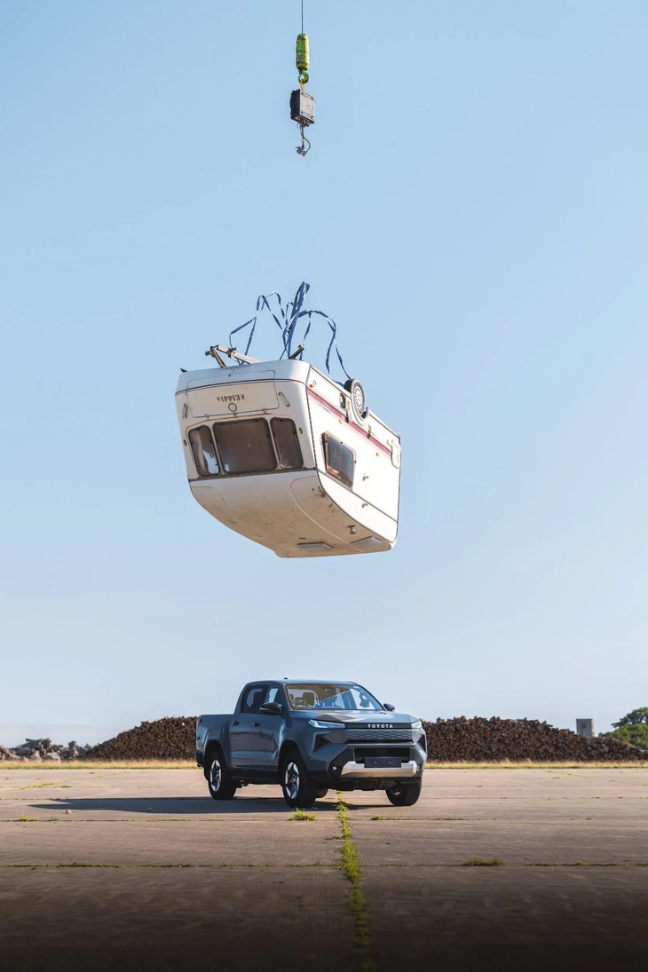 Xe điện Toyota hứng trọn chiếc caravan 760kg rơi xuống vẫn chạy bình thường như không có chuyện gì - Ảnh 2.