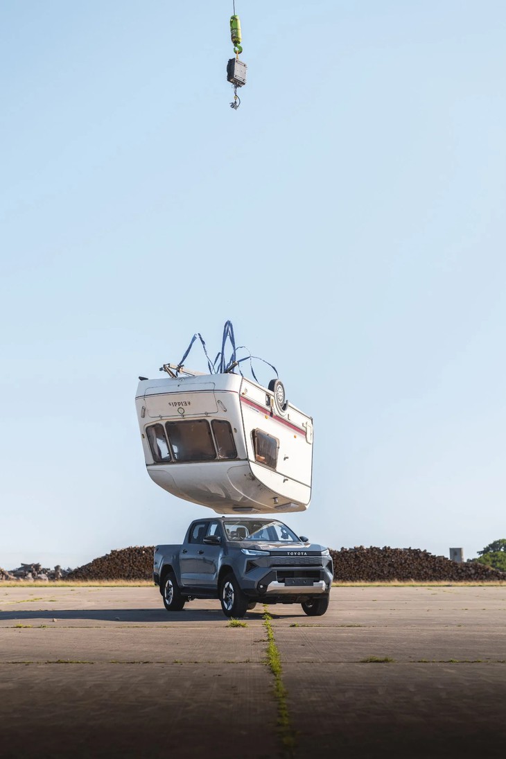 Xe điện Toyota hứng trọn chiếc caravan 760kg rơi xuống vẫn chạy bình thường như không có chuyện gì - Ảnh 3.