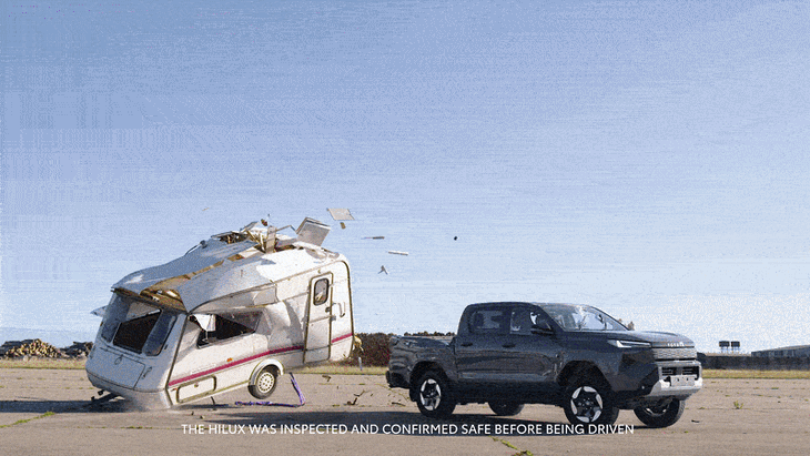Xe điện Toyota hứng trọn chiếc caravan 760kg rơi xuống vẫn chạy bình thường như không có chuyện gì - Ảnh 8.