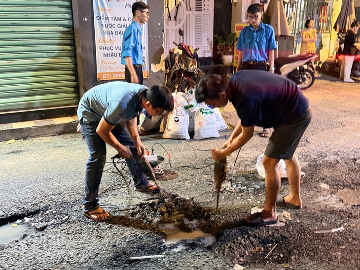 Vá một ổ gà, góp thêm một phần an toàn cho người dân - Ảnh 2.