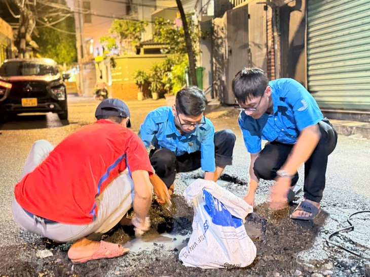 Vá một ổ gà, góp thêm một phần an toàn cho người dân - Ảnh 1.