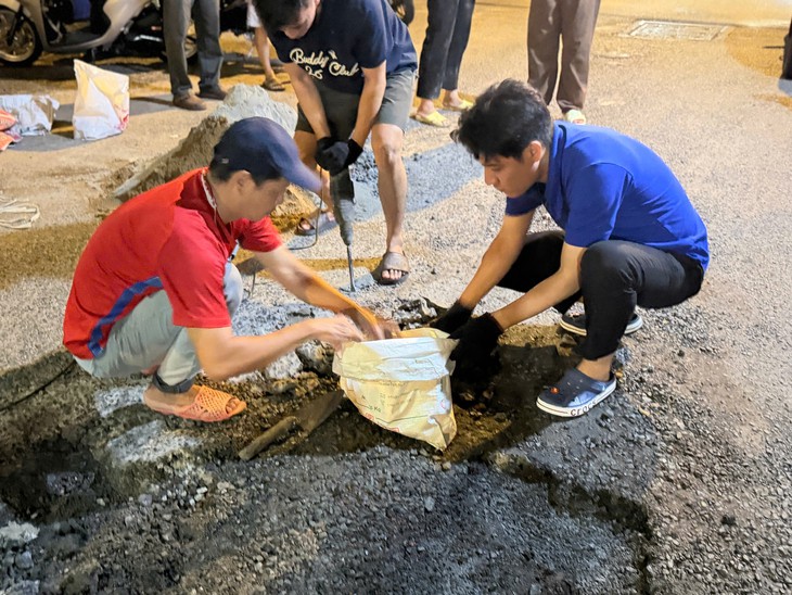 Vá một ổ gà, góp thêm một phần an toàn cho người dân - Ảnh 5.