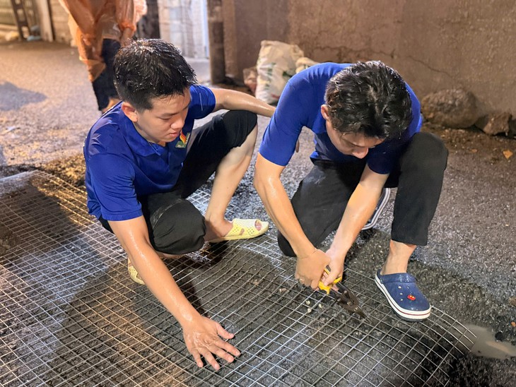 Vá một ổ gà, góp thêm một phần an toàn cho người dân - Ảnh 4.