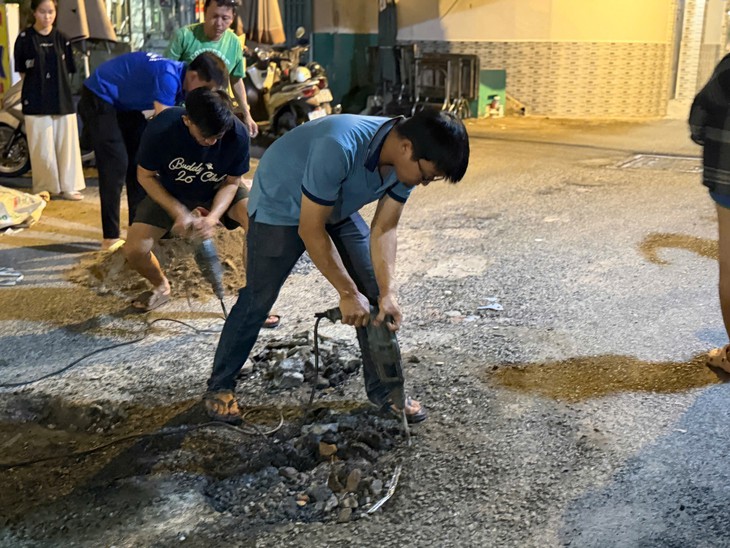 Vá một ổ gà, góp thêm một phần an toàn cho người dân - Ảnh 3.