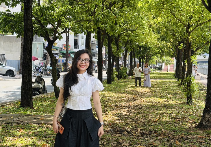 'Mùa thu Sài Gòn' chỉ còn lá xanh, bạn trẻ vẫn chụp ảnh 'về chỉnh lại cũng được' - Ảnh 5.