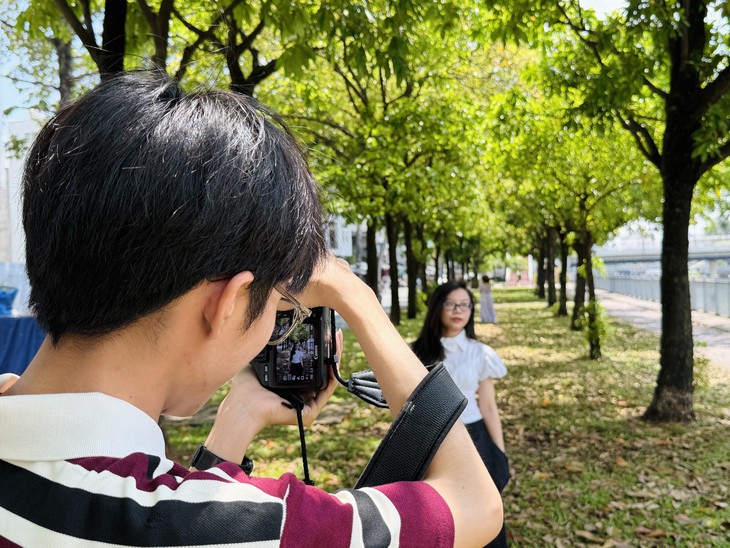 'Mùa thu Sài Gòn' chỉ còn lá xanh, bạn trẻ vẫn chụp ảnh 'về chỉnh lại cũng được' - Ảnh 3.