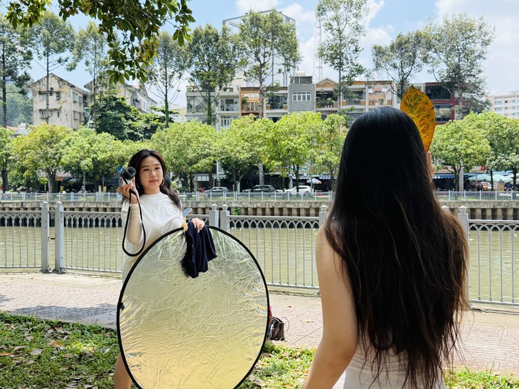 'Mùa thu Sài Gòn' chỉ còn lá xanh, bạn trẻ vẫn chụp ảnh 'về chỉnh lại cũng được' - Ảnh 6.