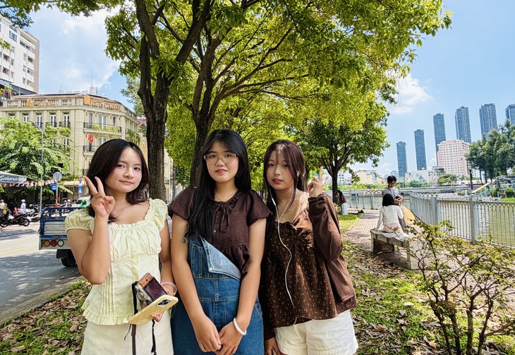 'Mùa thu Sài Gòn' chỉ còn lá xanh, bạn trẻ vẫn chụp ảnh 'về chỉnh lại cũng được' - Ảnh 7.