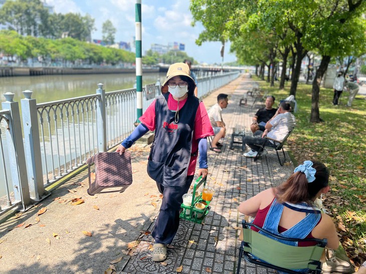 'Mùa thu Sài Gòn' chỉ còn lá xanh, bạn trẻ vẫn chụp ảnh 'về chỉnh lại cũng được' - Ảnh 12.